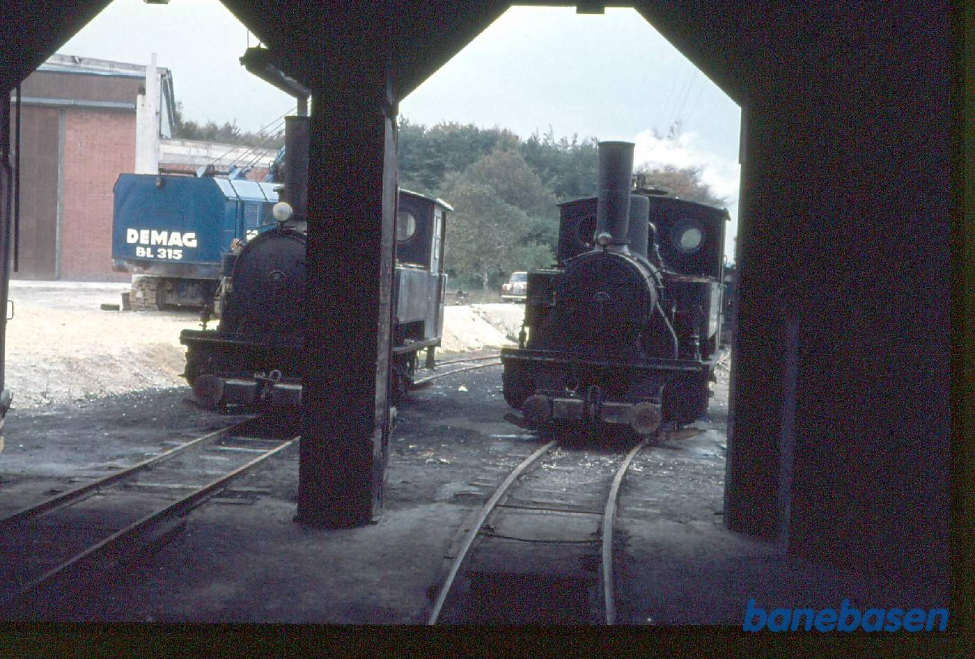 Smalspor. Faxe kalk FJ IV og VI set inde fra remisen Smalspor. Faxe kalk FJ IV og VI set inde fra remisen