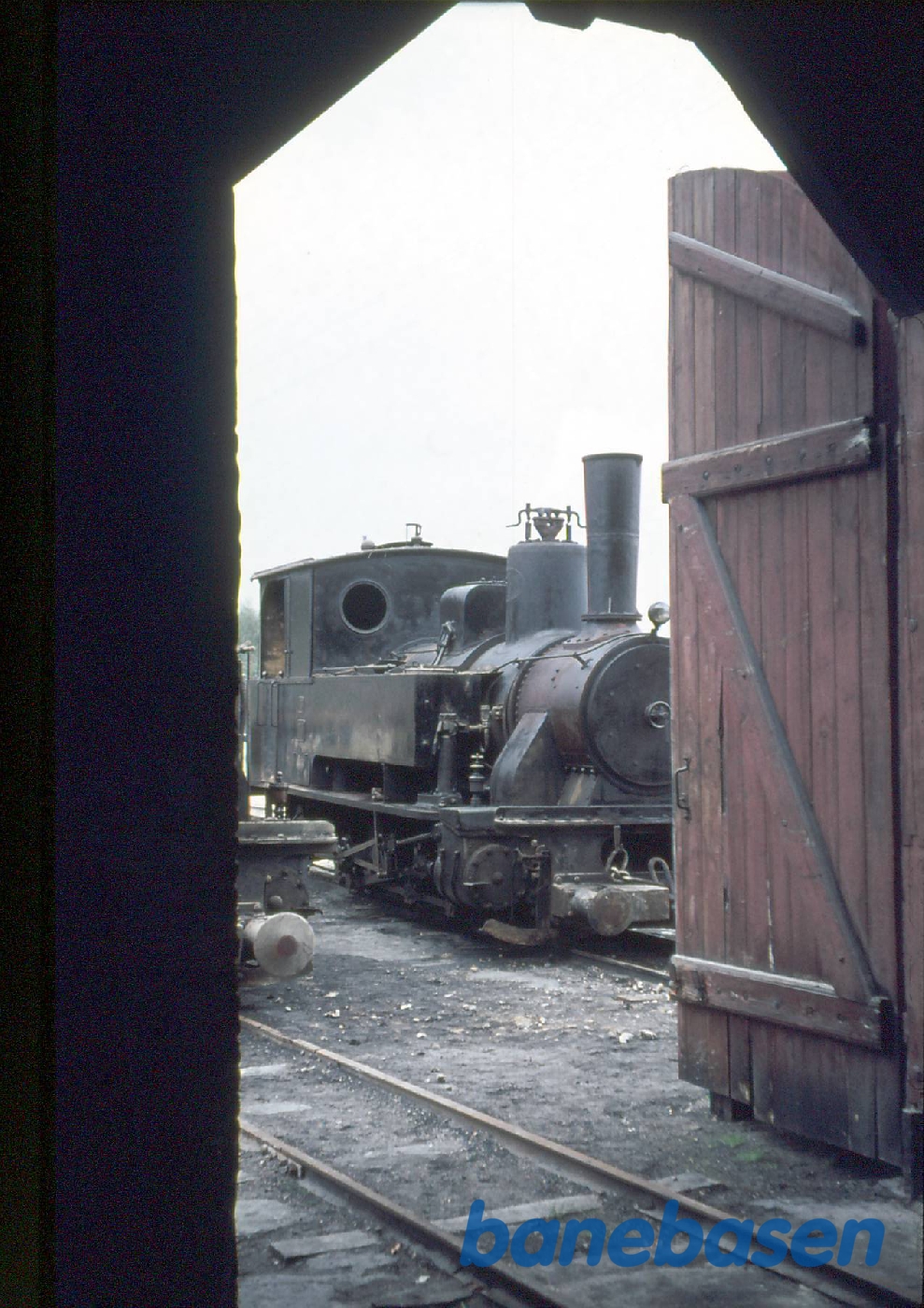 Smalspor. Faxe kalk FJ IV set inde fra remisen Smalspor. Faxe kalk FJ IV set inde fra remisen