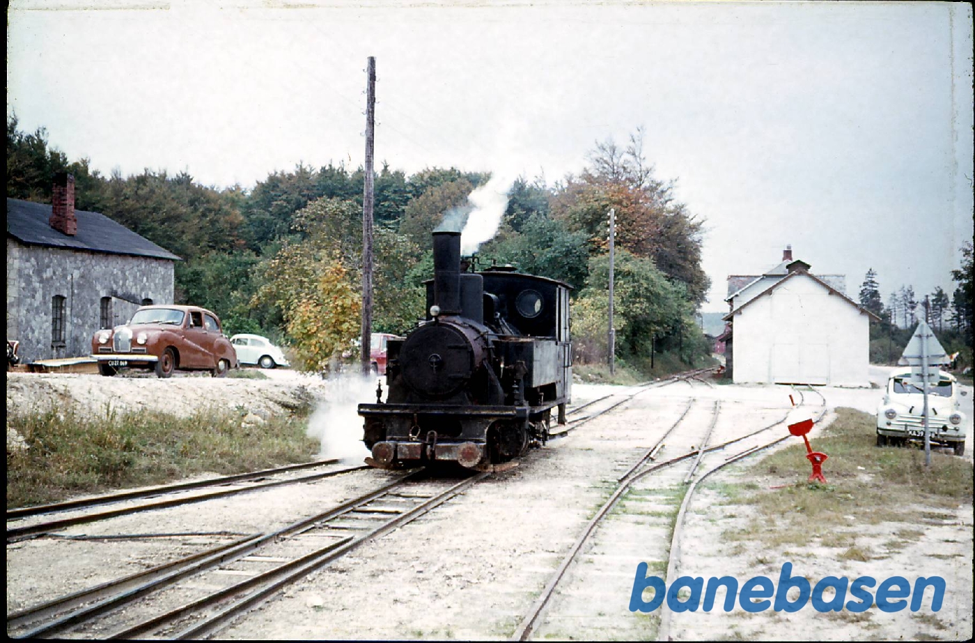 Smalspor. Faxe kalk FJ IV forlader remisen Smalspor. Faxe kalk FJ IV forlader remisen