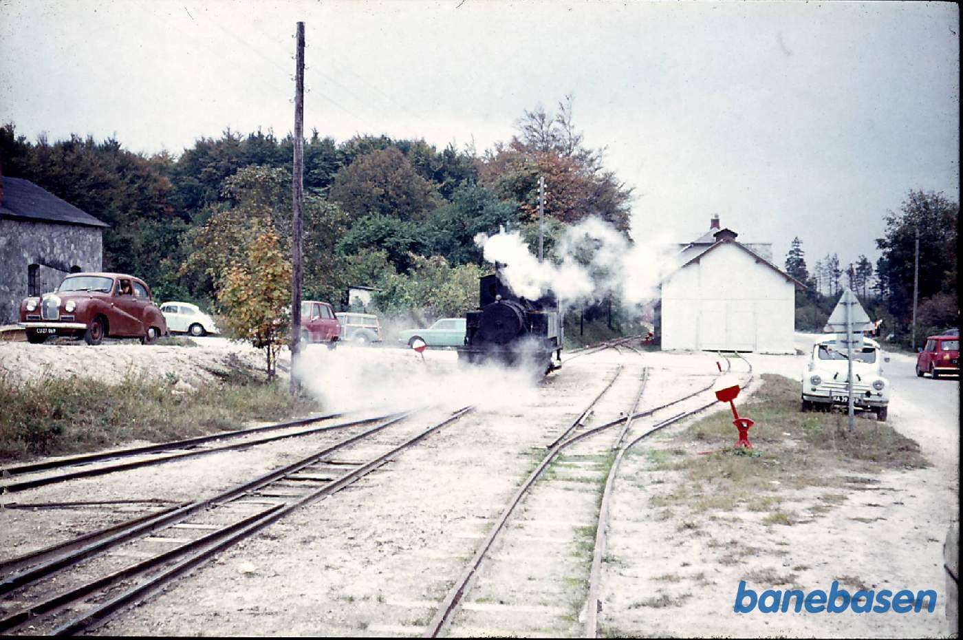 Smalspor. Faxe kalk FJ IV forlader remisen Smalspor. Faxe kalk FJ IV forlader remisen