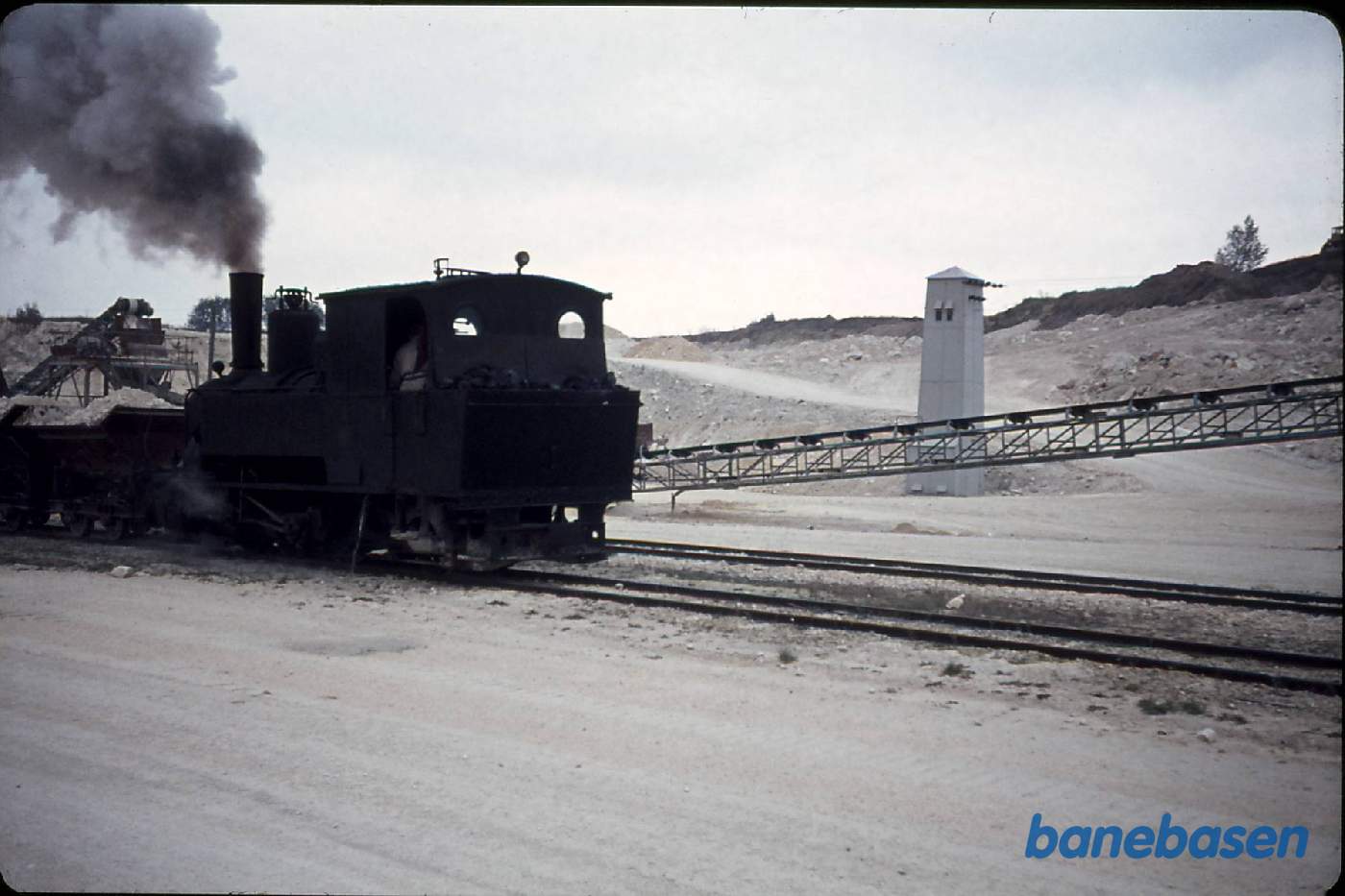 Smalspor. Faxe kalk FJ IV på vej op fr kalkgruben med læssede vogne
