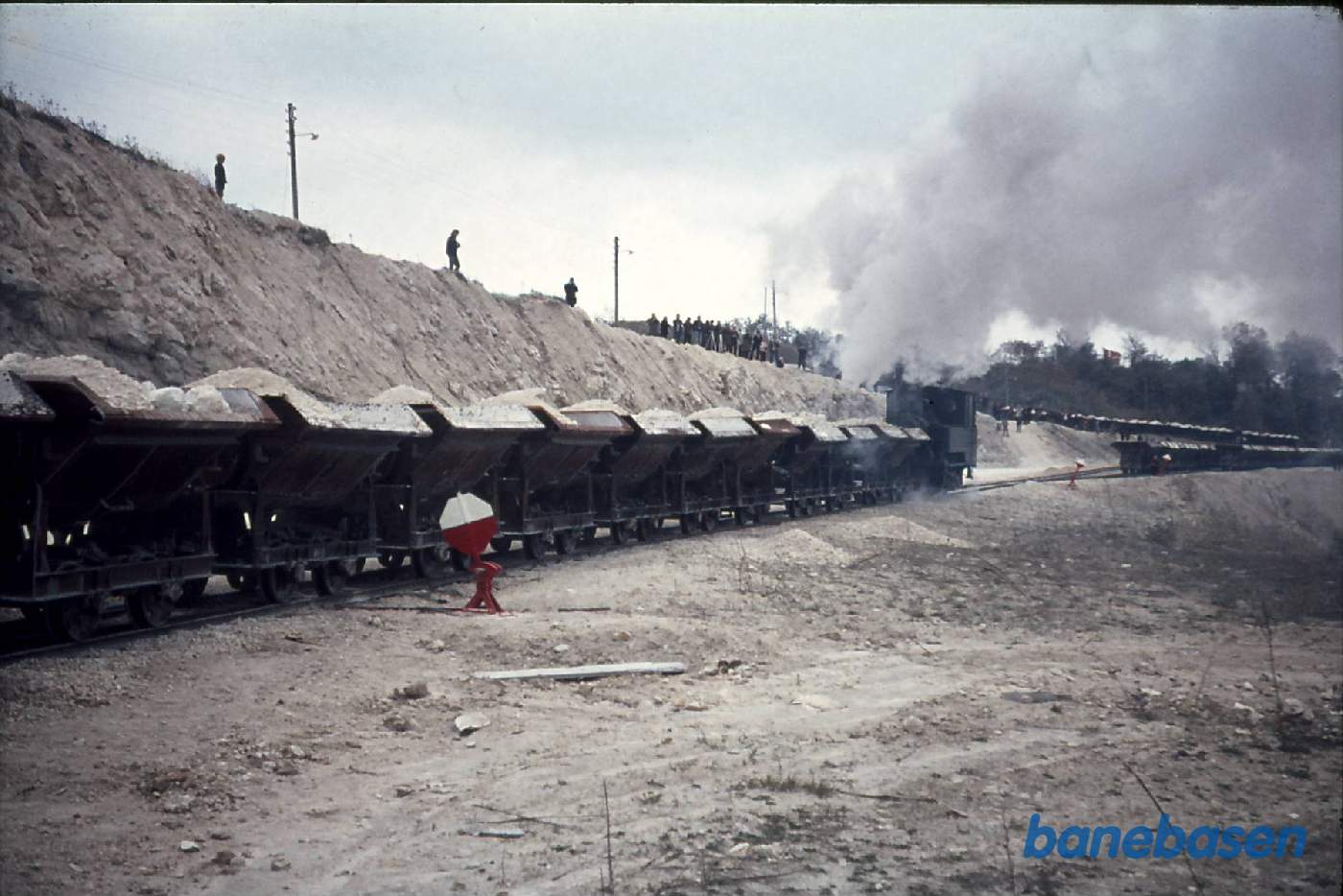 Smalspor. Faxe kalk . Tog på vej op fra kalkgruben