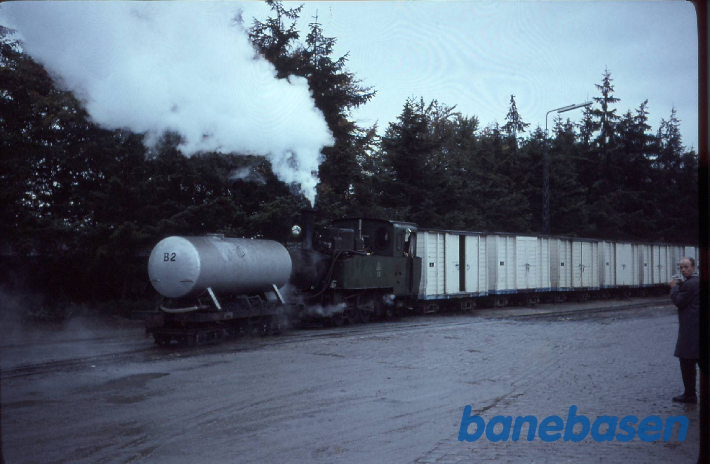 Lokomotiv med vandvogn (fødevand) på fabrikken Lokomotiv med vandvogn (fødevand) på fabrikken