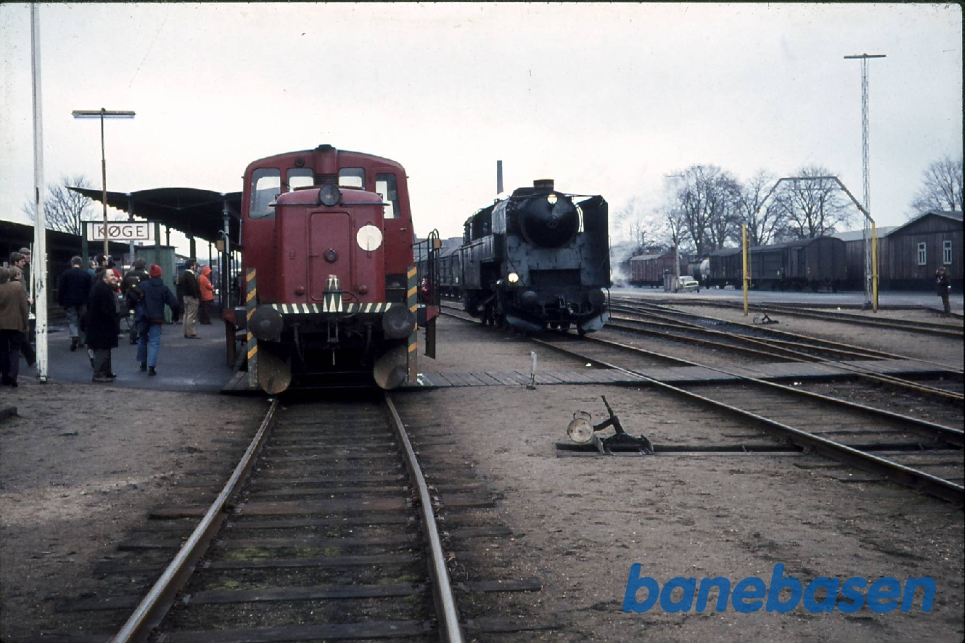 Køge. ØSJS DL8 og DL9 Overtager toget og kører mod Fakse Køge. ØSJS DL8 og DL9 Overtager toget og kører mod Fakse