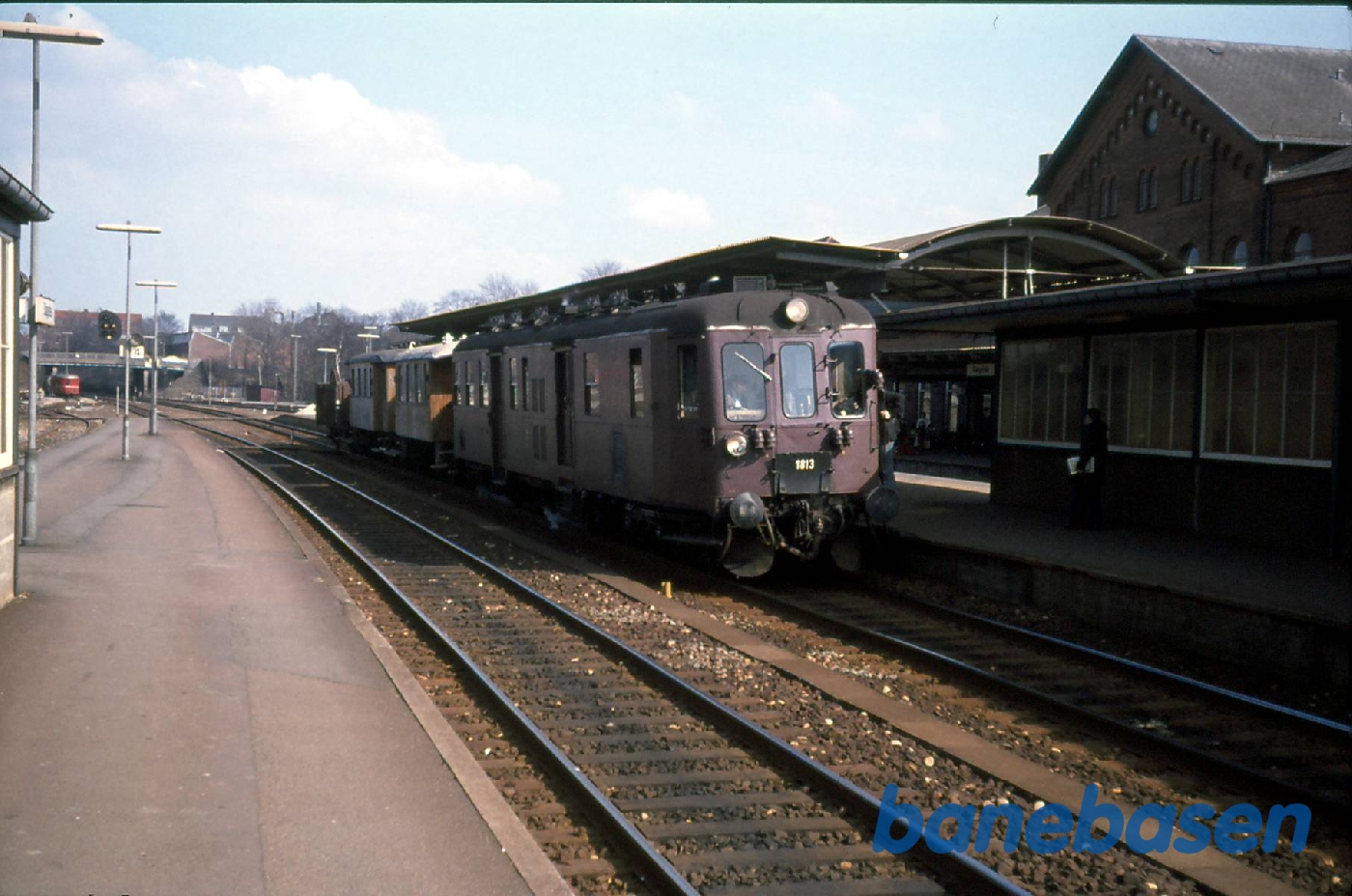 Slagelse. Mo 1813 med SNNB M4 og M5 ved perron Slagelse. Mo 1813 med SNNB M4 og M5 ved perron