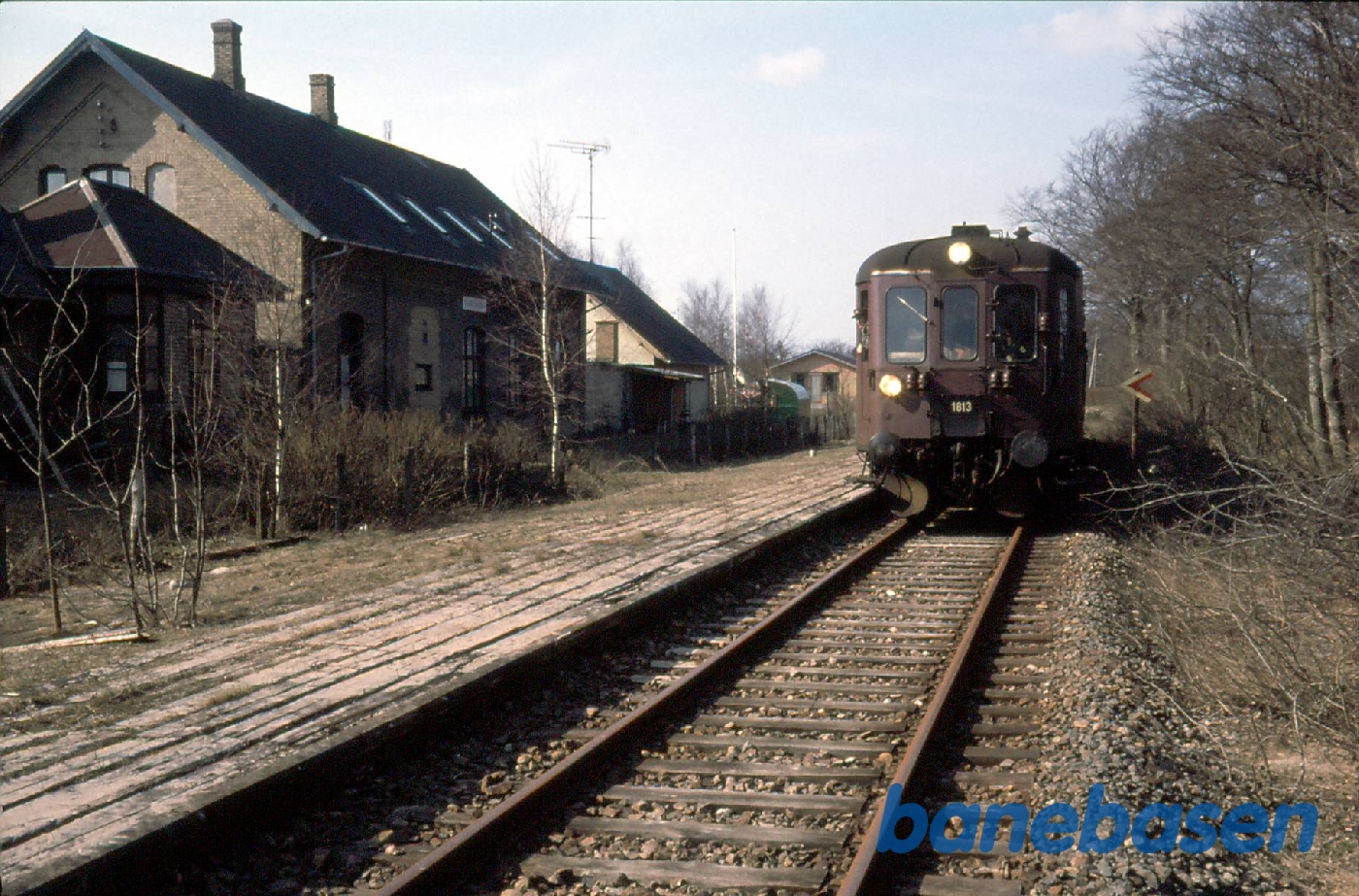 Flakkebjerg. Mo 1813 med SNNB M4 og M5 ved perron Flakkebjerg. Mo 1813 med SNNB M4 og M5 ved perron
