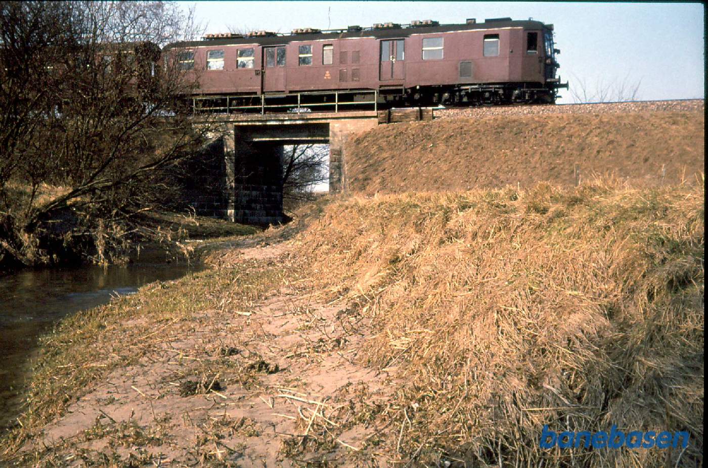 På bro over Saltø Aa. Mo 1813 med to personvogne På bro over Saltø Aa. Mo 1813 med to personvogne
