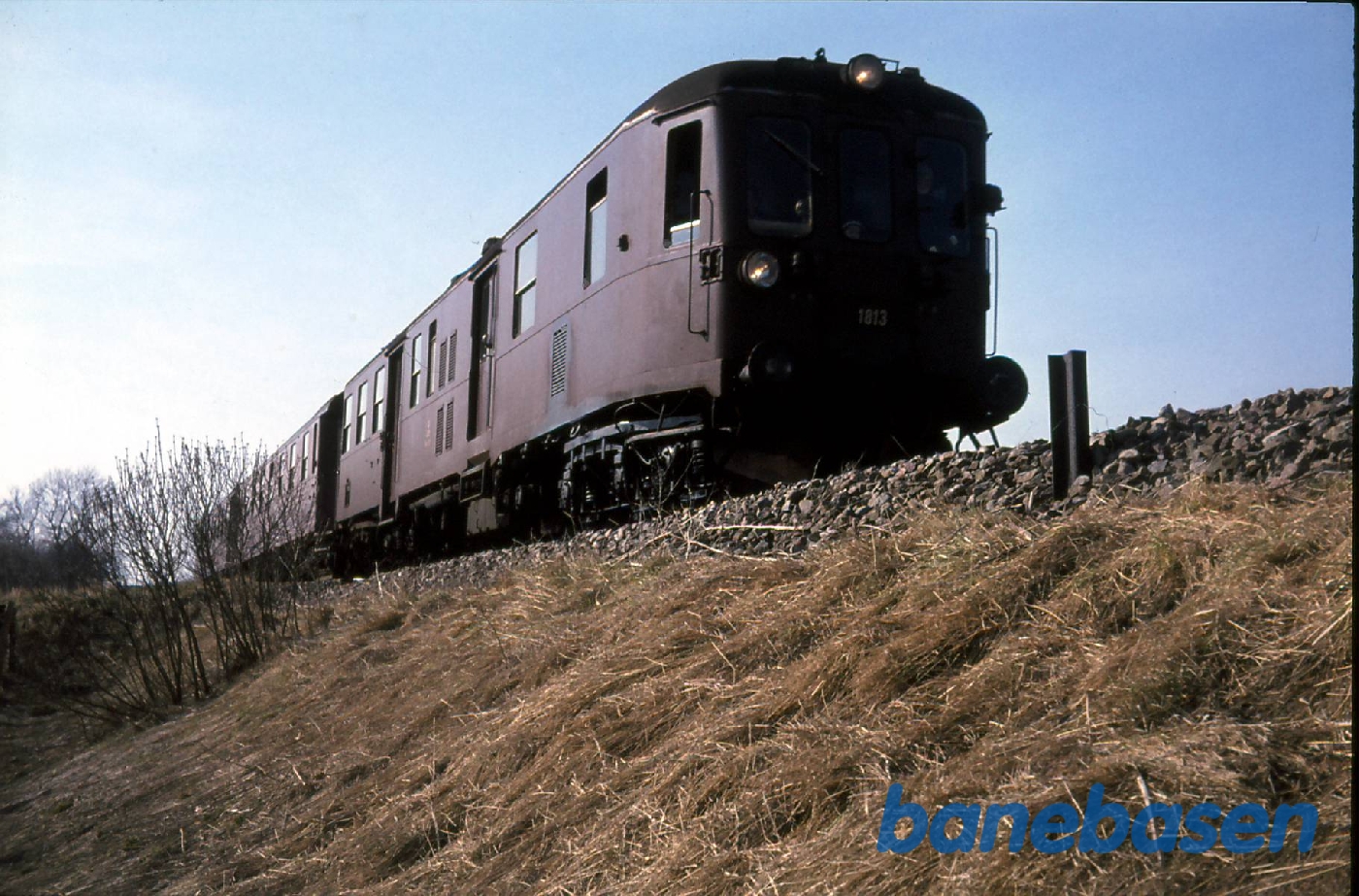 Efter Saltø Aa mod Næstved. Mo 1813 med to personvogne Efter Saltø Aa mod Næstved. Mo 1813 med to personvogne