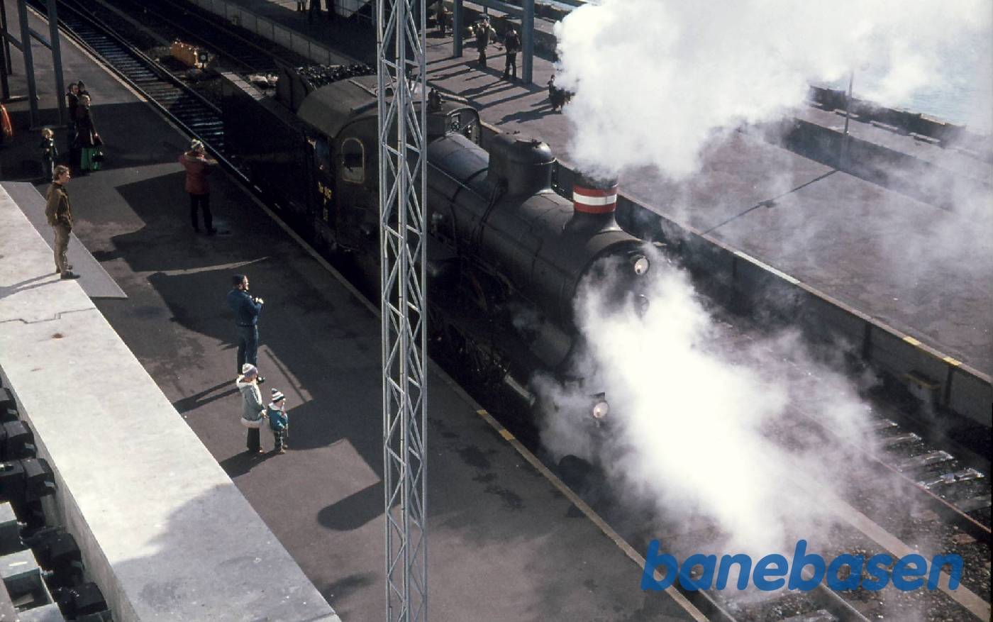 DSB. Indvielse af jernbanemuseet 17/4 1975. Korsør. P917 med særtog ved færgelejet DSB. Indvielse af jernbanemuseet 17/4 1975. Korsør. P917 med særtog ved færgelejet