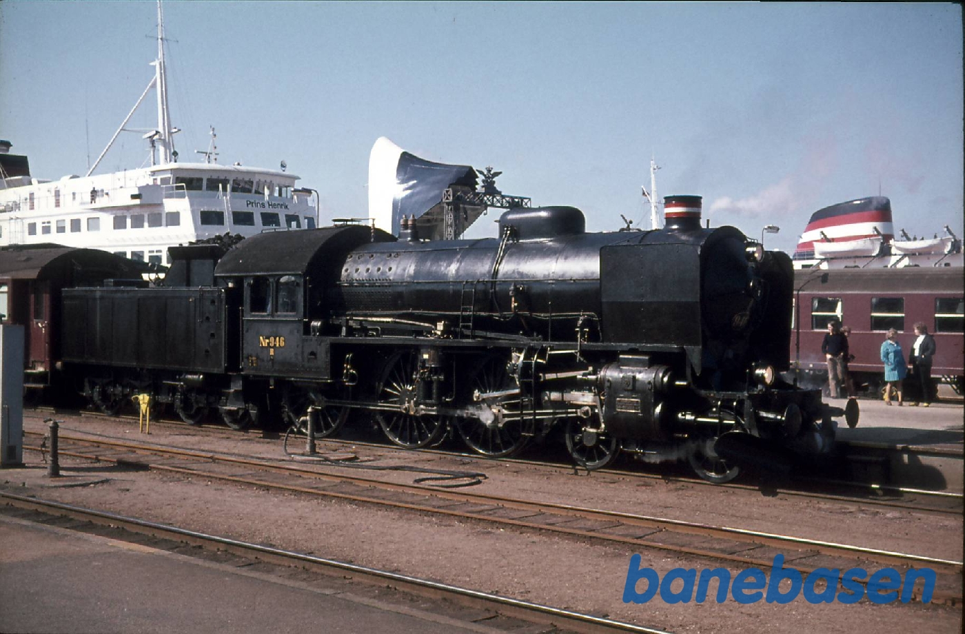 DSB. Indvielse af jernbanemuseet 17/4 1975. Nyborg. R 946 med særtog ved færgen DSB. Indvielse af jernbanemuseet 17/4 1975. Nyborg. R 946 med særtog ved færgen