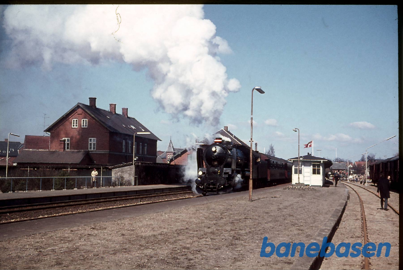 DSB. Indvielse af jernbanemuseet 17/4 1975. Ringe. R 946 med særtog ved peron DSB. Indvielse af jernbanemuseet 17/4 1975. Ringe. R 946 med særtog ved peron