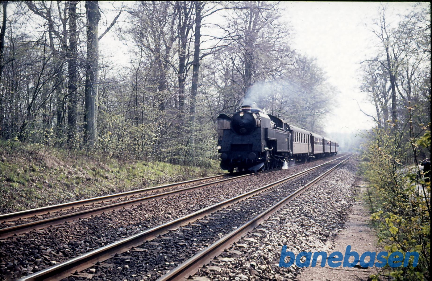 Syd for Vedbæk. Tog på vej mod Vedbæk Syd for Vedbæk. Tog på vej mod Vedbæk