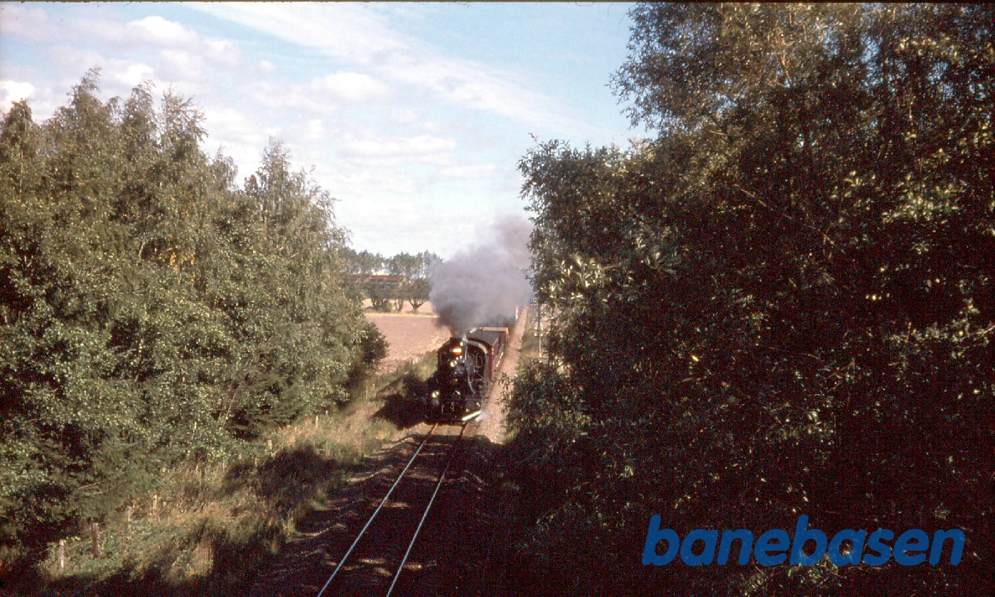 DSB D 826 ved bro nær Hastrup DSB D 826 ved bro nær Hastrup