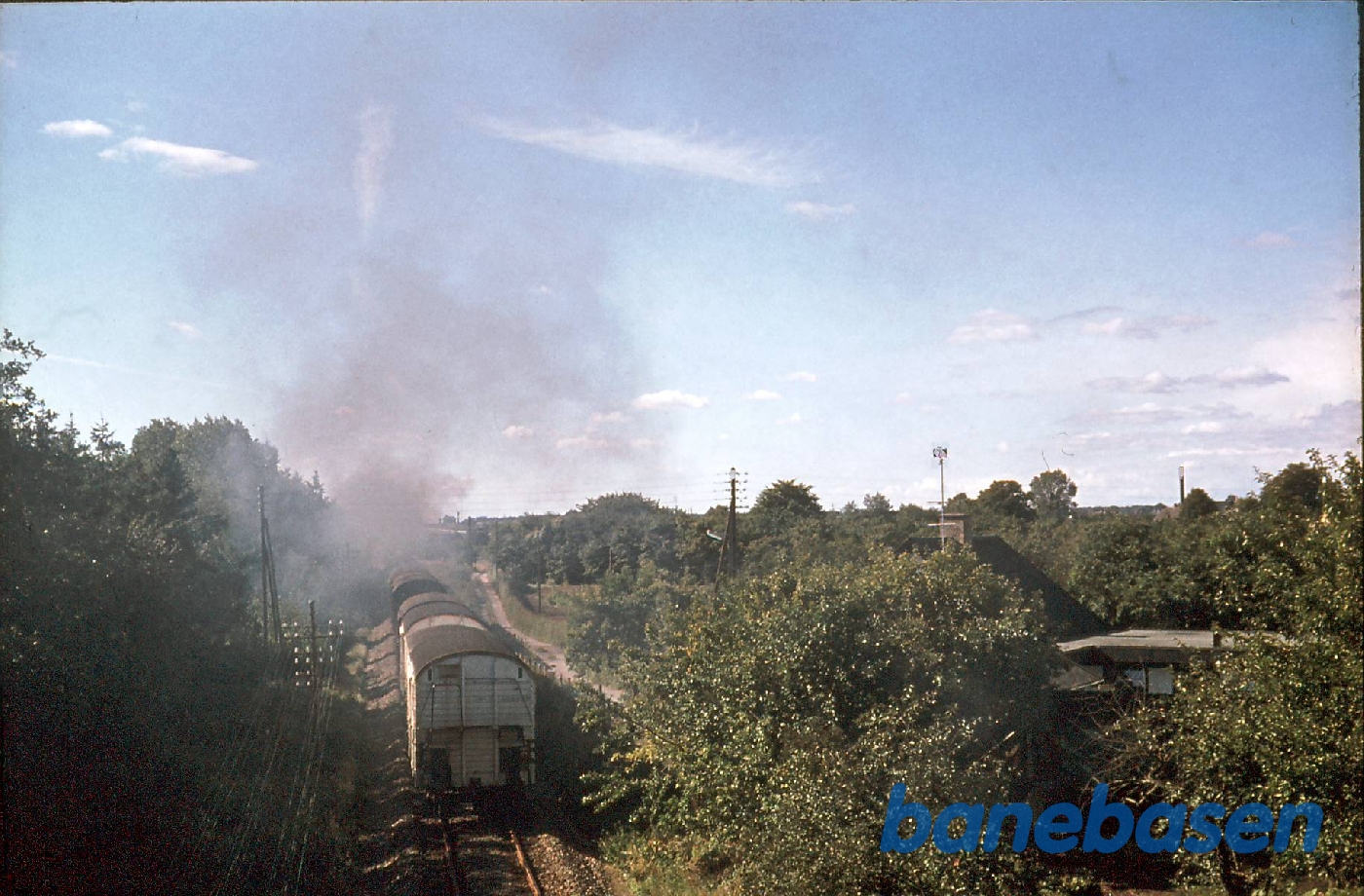 DSB D 826 passerer bro nær Hastrup DSB D 826 passerer bro nær Hastrup