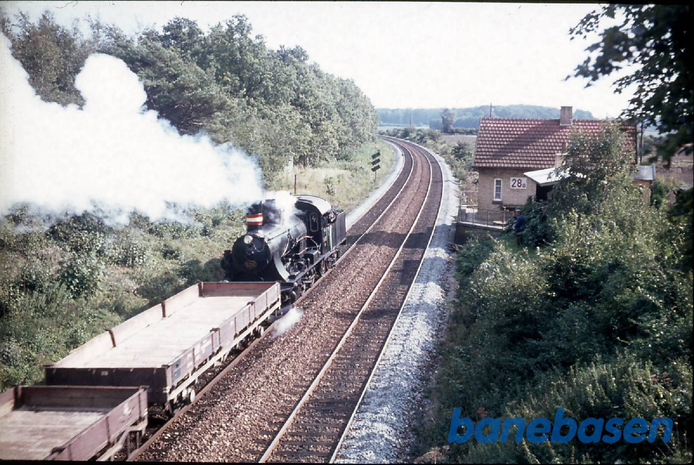 DSB D 826 under vejbro ved Stenstrup station DSB D 826 under vejbro ved Stenstrup station