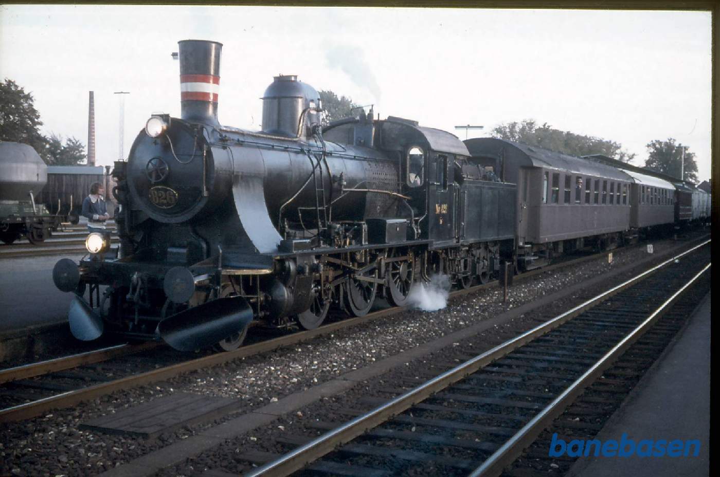 DSB D 826 med persontog på Køge station DSB D 826 med persontog på Køge station
