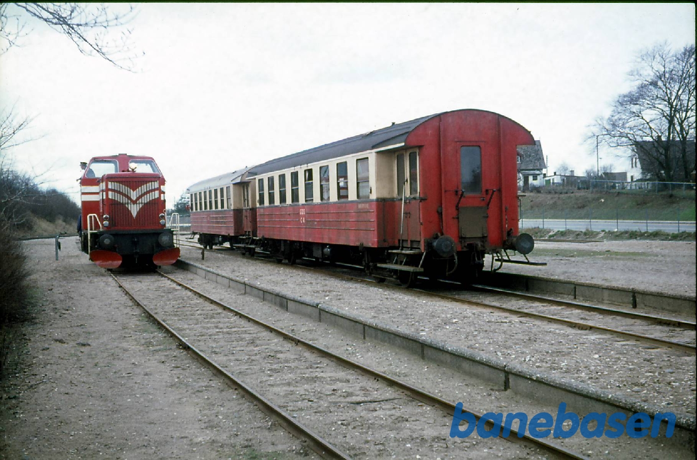 Tur med GDS L2 og C41 og C42 på Gribskovbanen. L2 løber om på Gilleleje station Tur med GDS L2 og C41 og C42 på Gribskovbanen. L2 løber om på Gilleleje station
