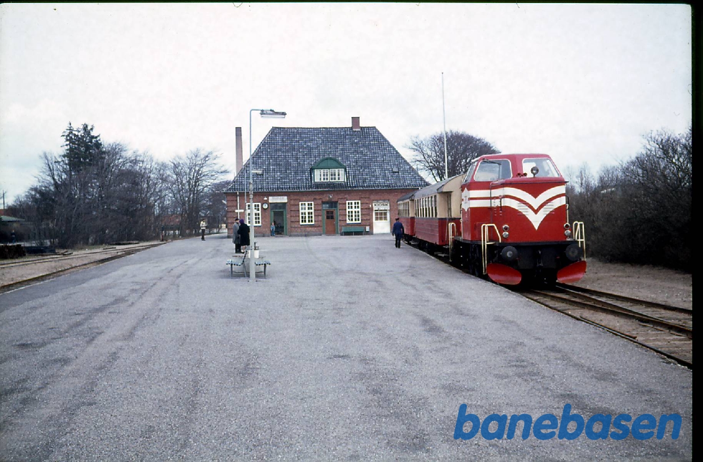 Tur med GDS L2 og C41 og C42 på Gribskovbanen. Toget klar til afgang fra Gilleleje Tur med GDS L2 og C41 og C42 på Gribskovbanen. Toget klar til afgang fra Gilleleje