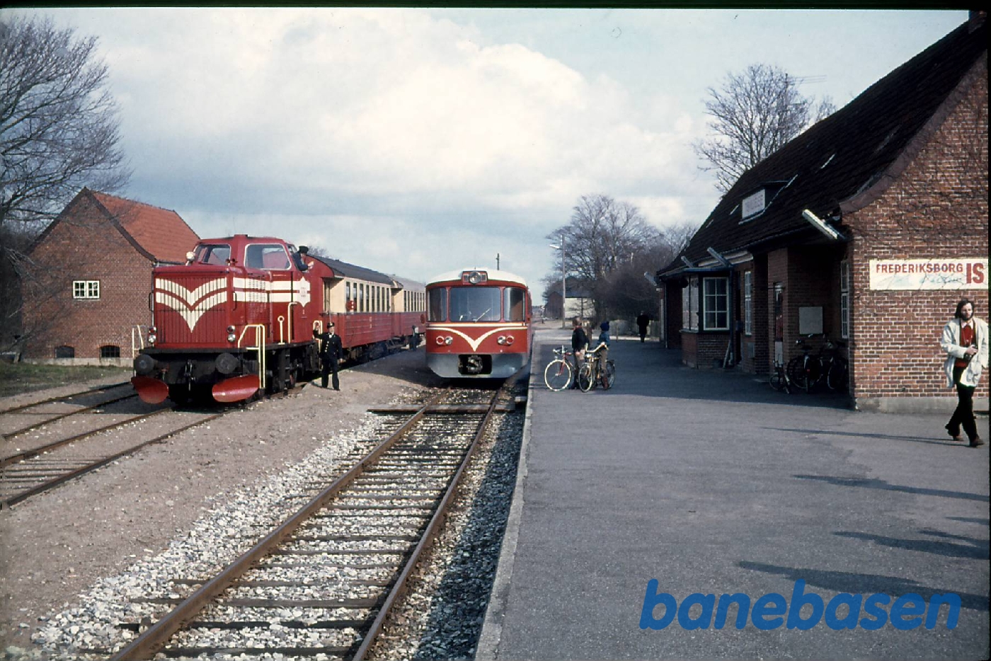 Tur med GDS L2 og C41 og C42 på Gribskovbanen. Tisvildeleje station Tur med GDS L2 og C41 og C42 på Gribskovbanen. Tisvildeleje station
