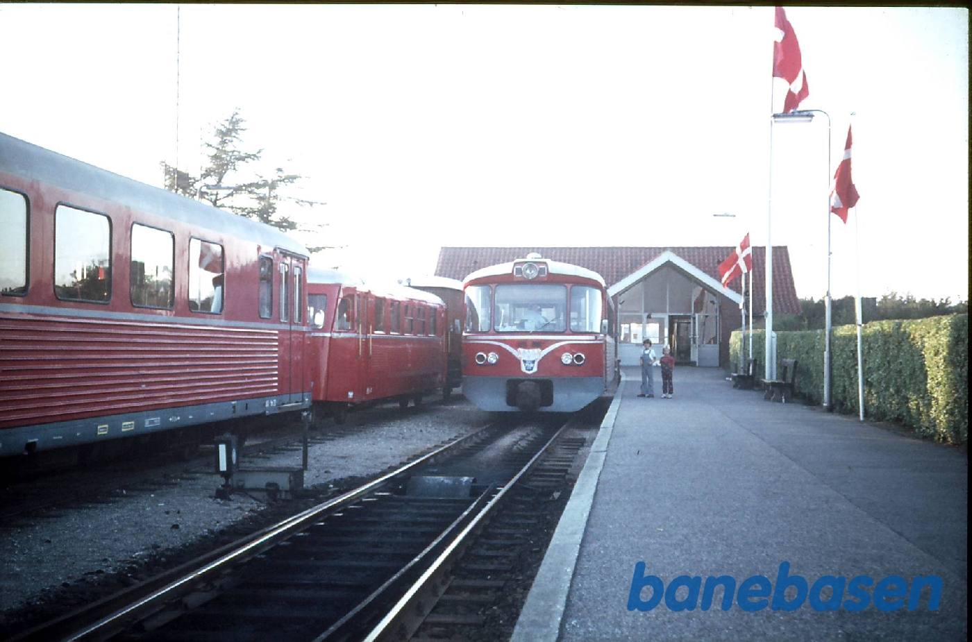 NSJK. Y-tog, Sm bivogn og LNJ M4 på Nærum station NSJK. Y-tog, Sm bivogn og LNJ M4 på Nærum station