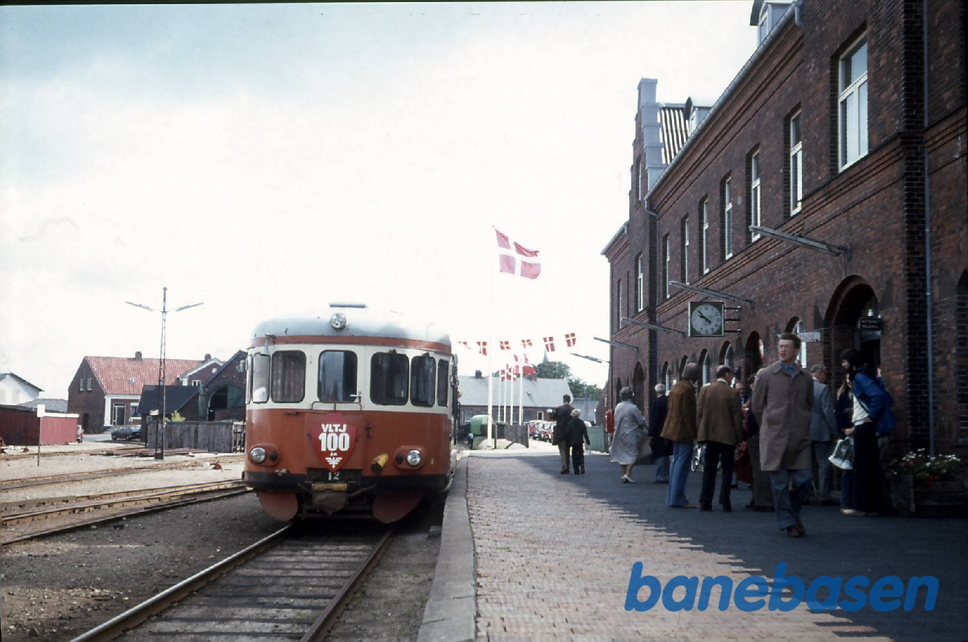 VLTJ 75 års jubilæum. Jubilæumstog ved perron i Lemvig VLTJ 75 års jubilæum. Jubilæumstog ved perron i Lemvig