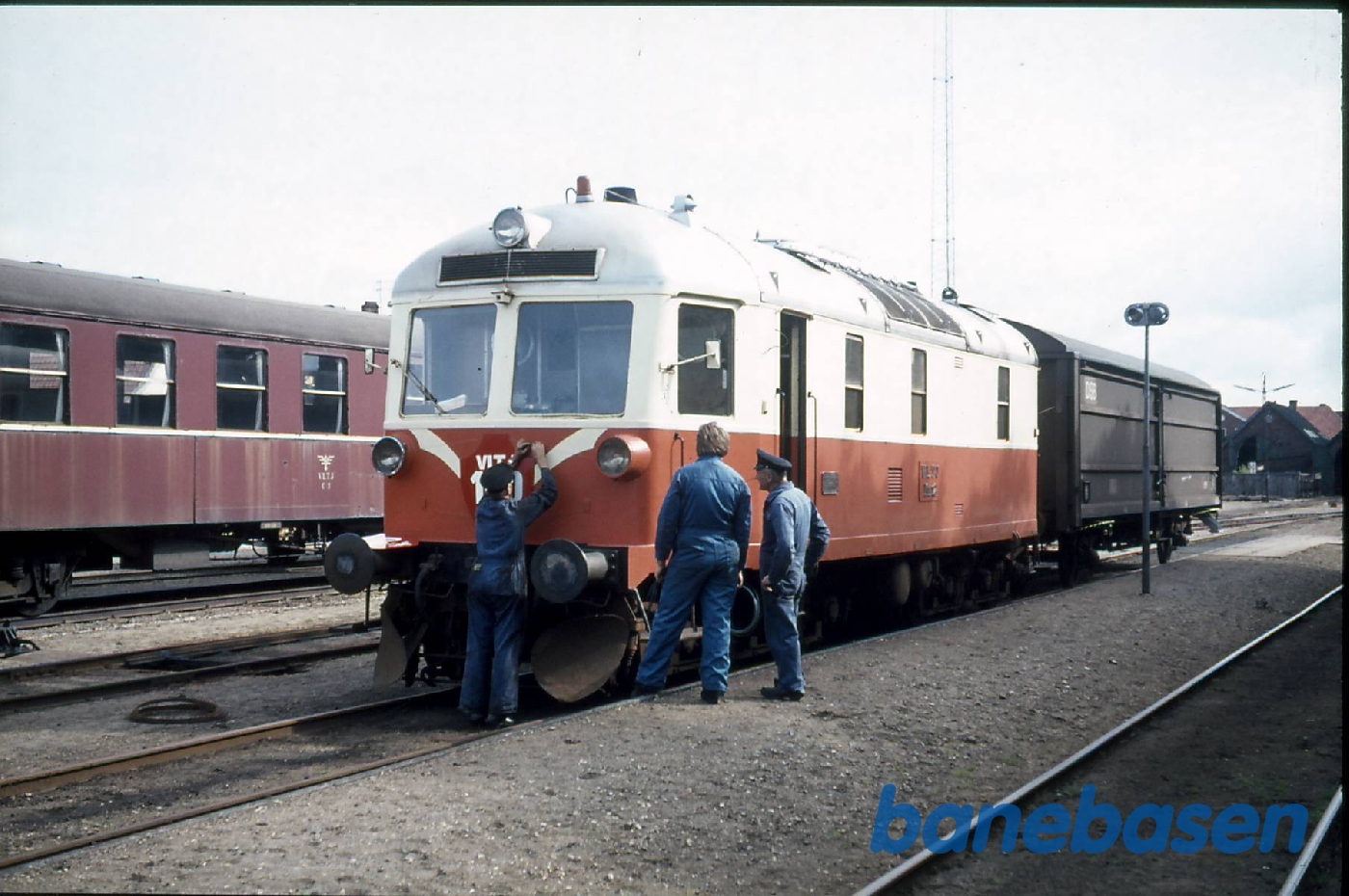 VLTJ 75 års jubilæum. Jubilæumsskjold hænges på VLTJ ML 12 VLTJ 75 års jubilæum. Jubilæumsskjold hænges på VLTJ ML 12