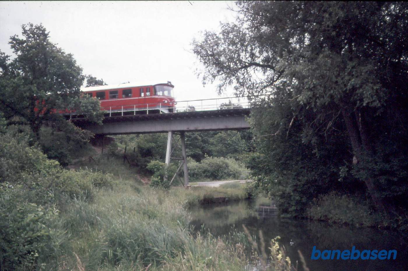 Y-tog på broen over Mølleåen