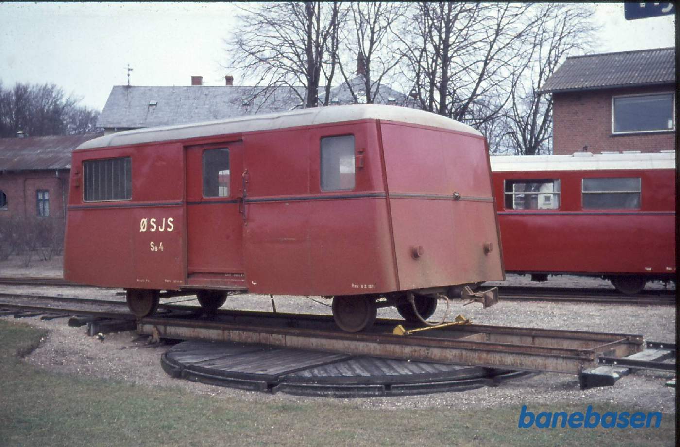 Skinnebus bivogn Sb4 på drejeskiven i Faxe Ladeplads Skinnebus bivogn Sb4 på drejeskiven i Faxe Ladeplads