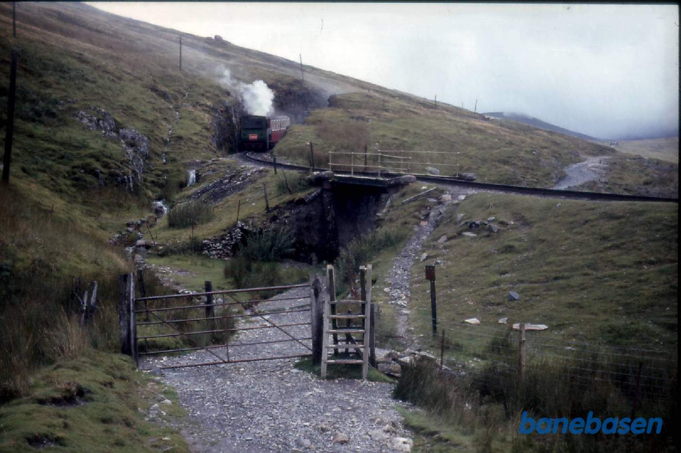 Smalsporsbaner i Wales. Tog på vej ned