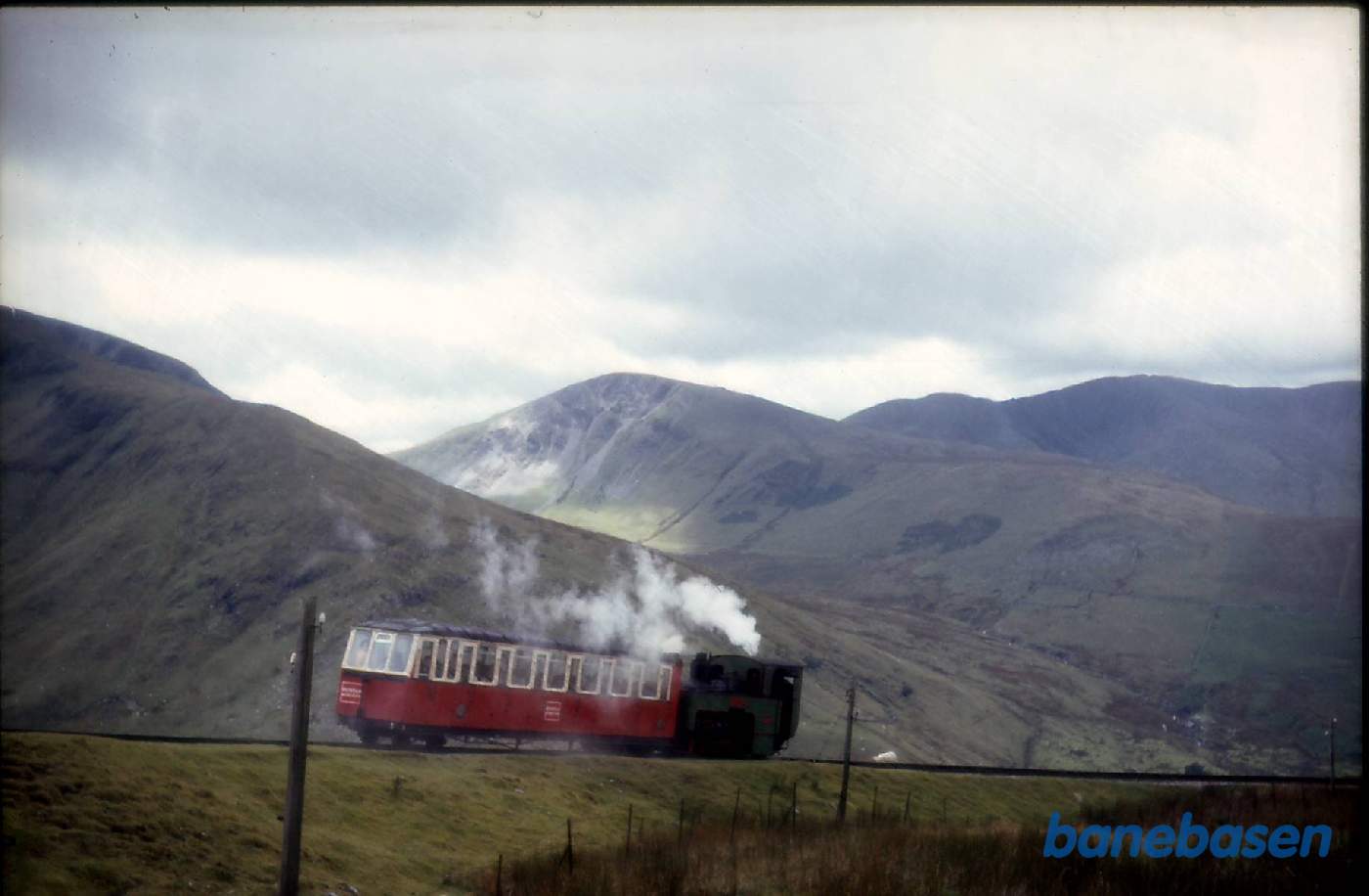 Smalsporsbaner i Wales. Tog på vej ned