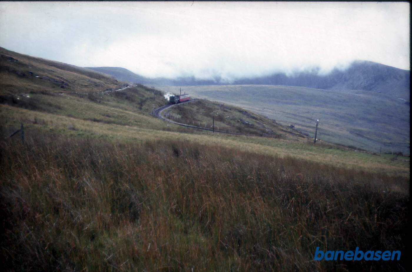 Smalsporsbaner i Wales. Tog på vej ned