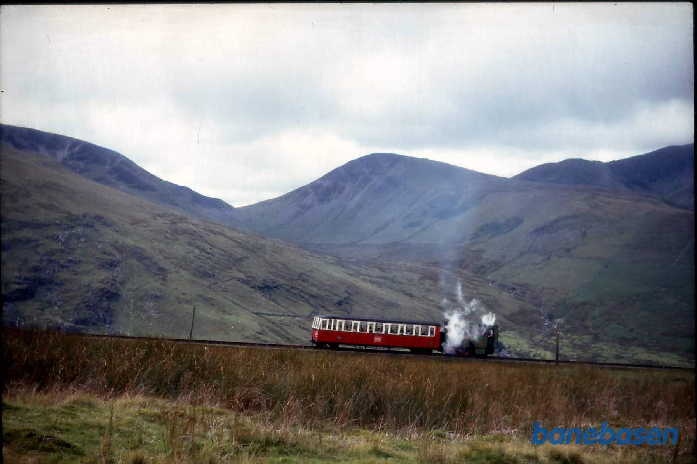 Smalsporsbaner i Wales. Tog på vej op