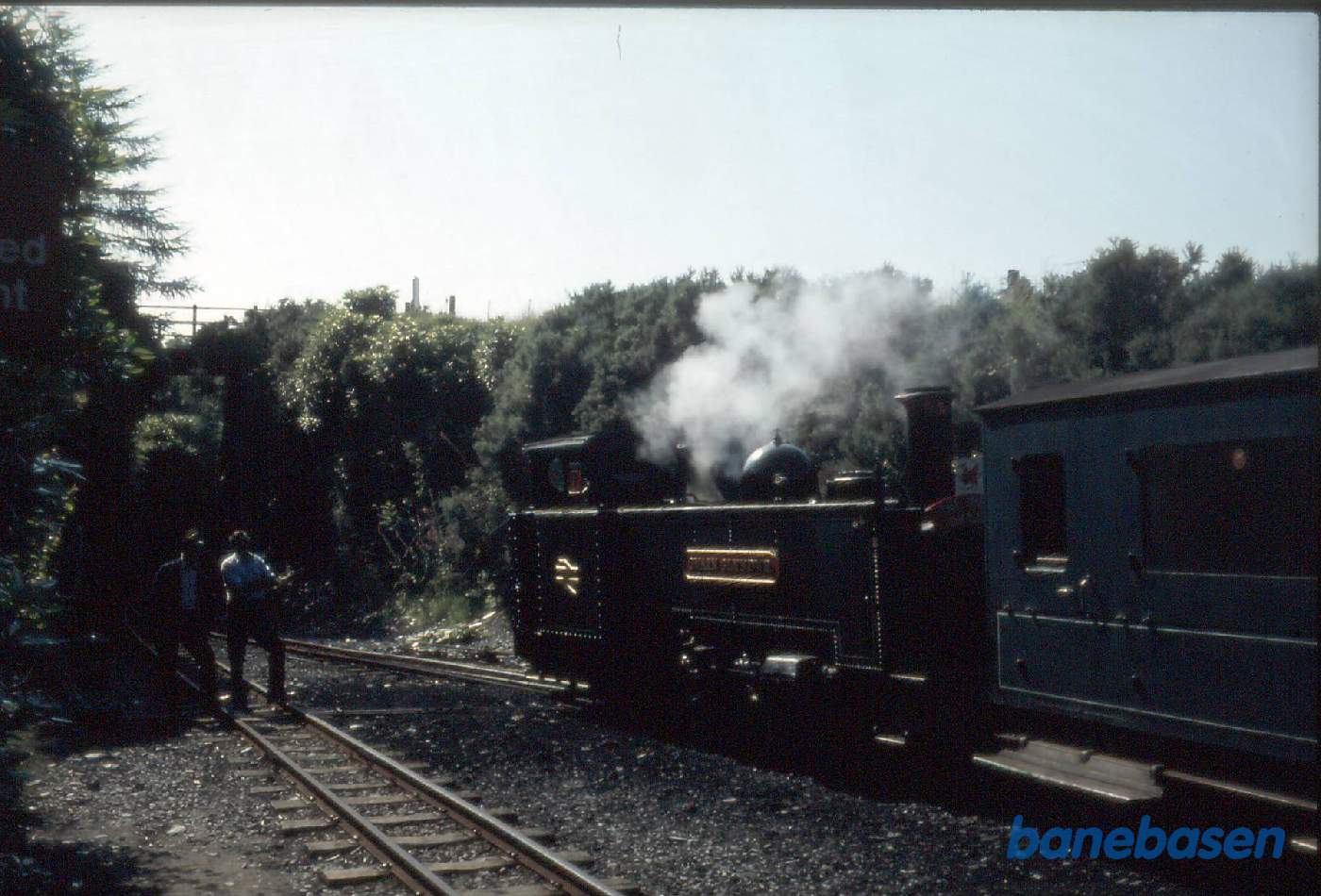Smalsporsbaner i Wales. Tog ankommer til station