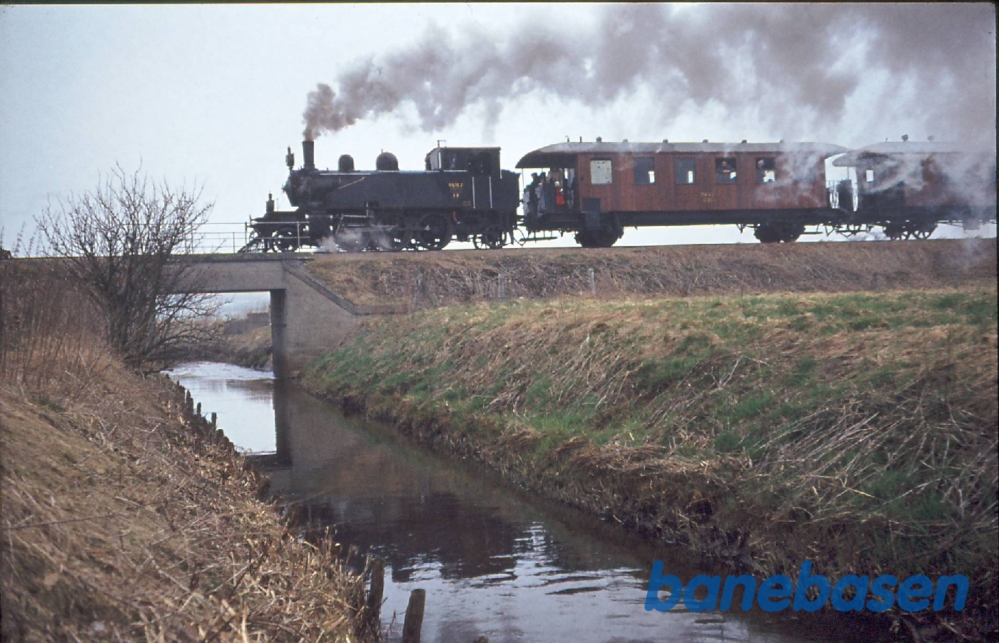 NSJK - Fåborgbanens 100 års jubilæum. OKMJ 14 med tog krydser Odense Å lidt nord for Korinth (Silke å?) NSJK - Fåborgbanens 100 års jubilæum. OKMJ 14 med tog krydser Odense Å lidt nord for Korinth (Silke å?)