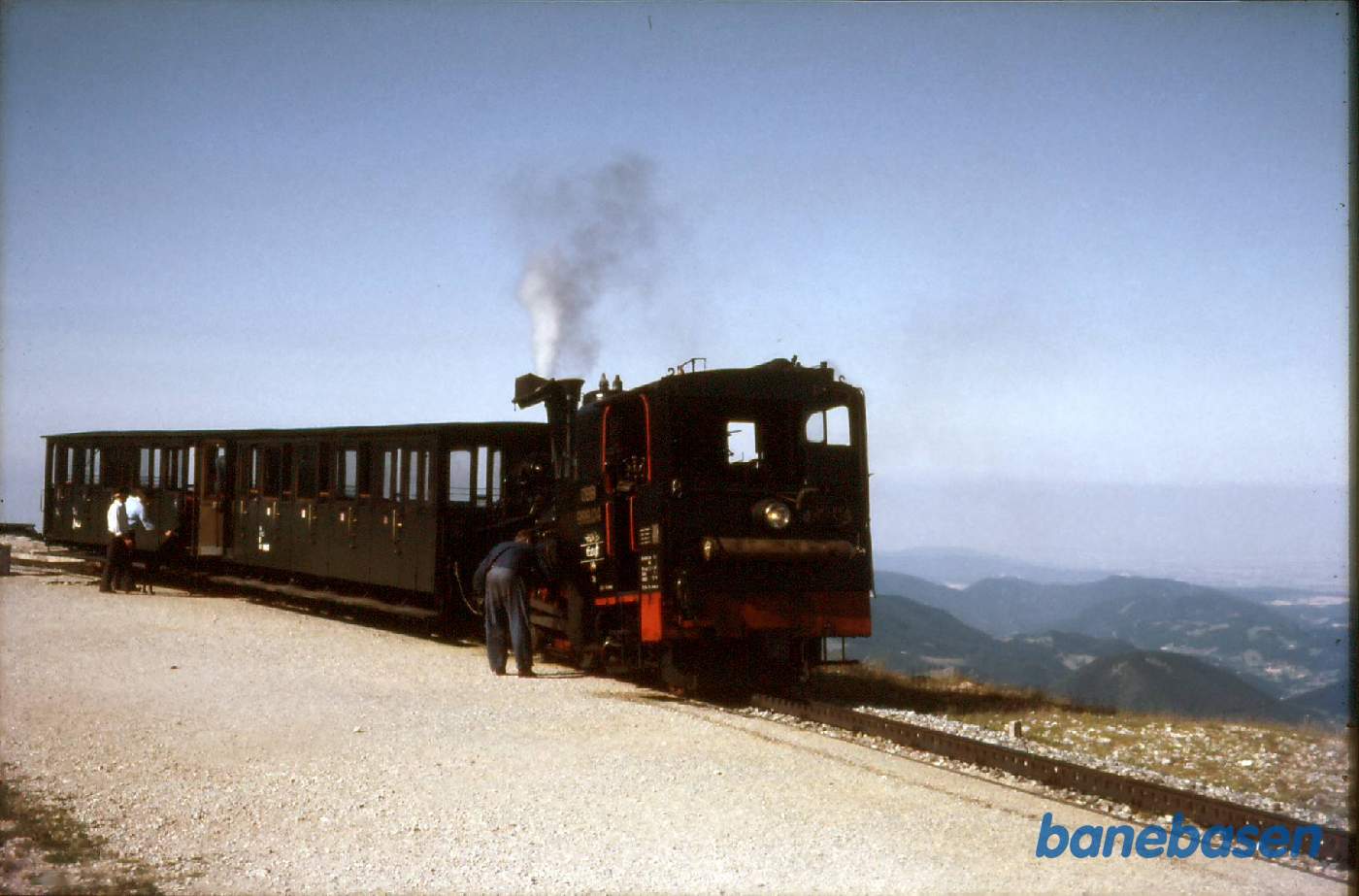 Østrig - Smalsporsbaner. Eftersyn at lokomotivet på Hochschneeberg station