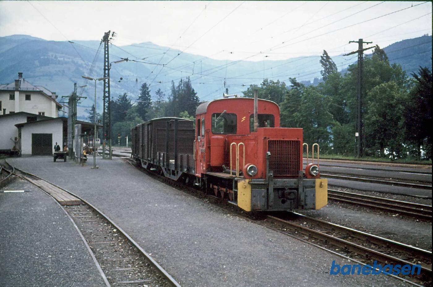 Østrig - Smalsporsbaner. Traktor 2092.02 (1944) på Zell am See station