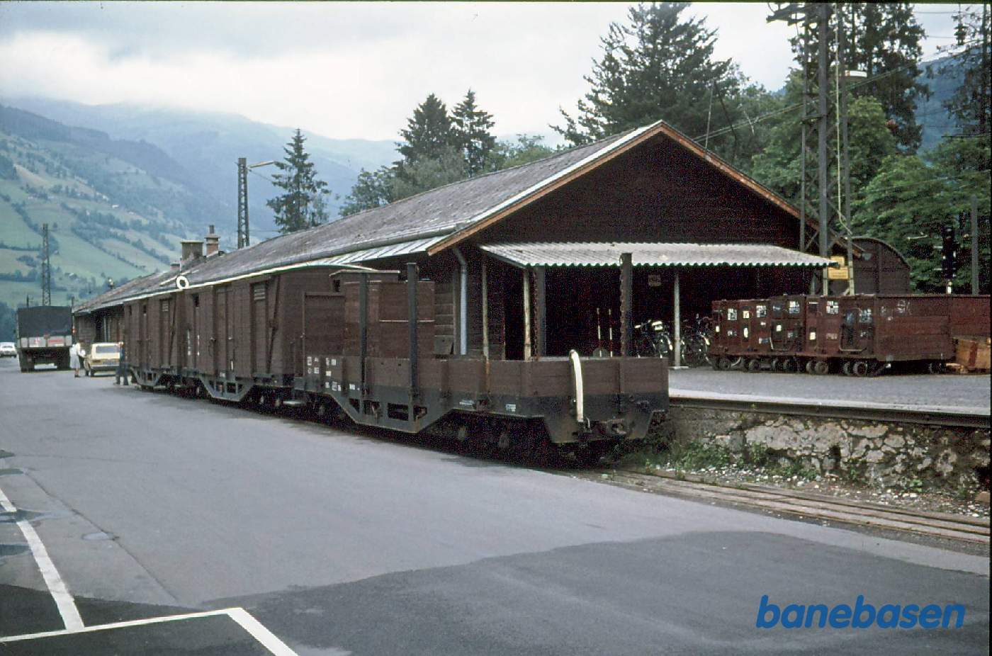Østrig - Smalsporsbaner. Smalsporede godsvogn på Zell am See station