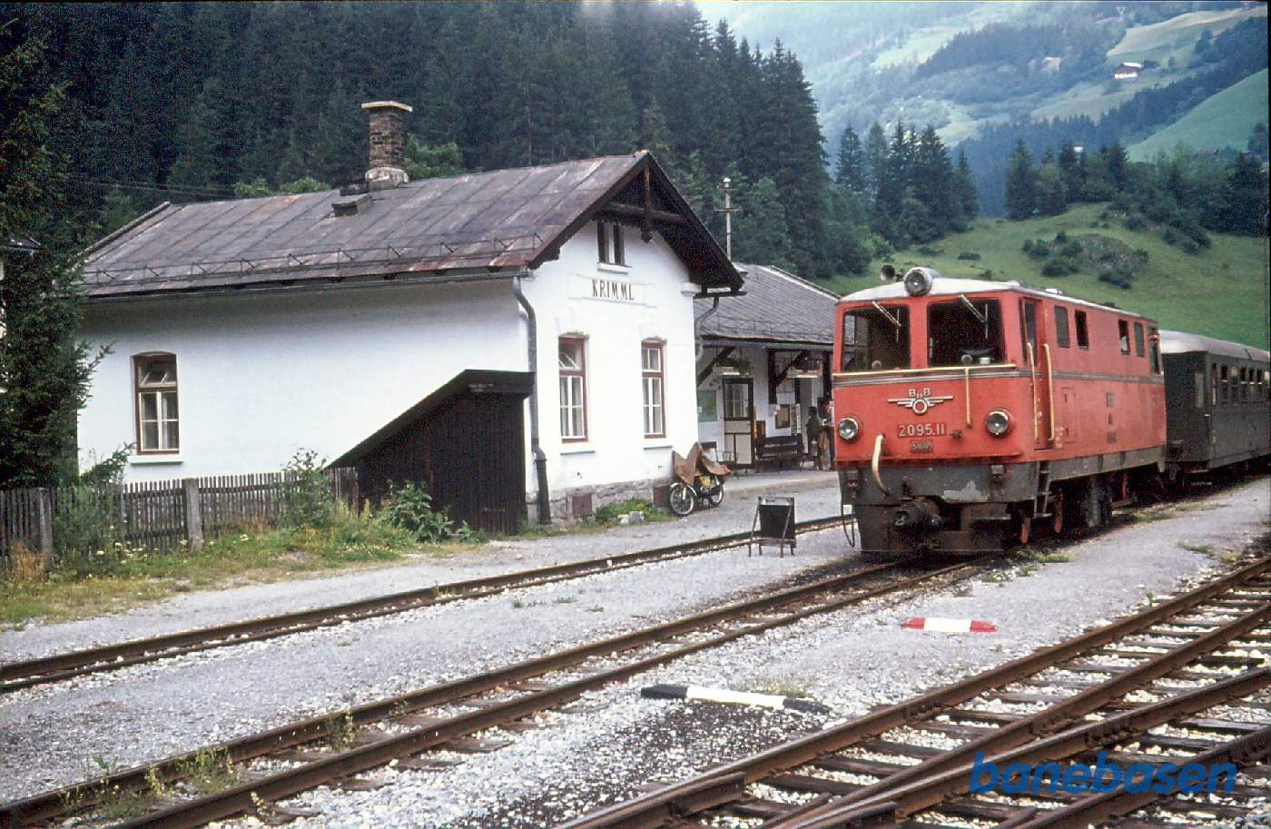 Østrig - Smalsporsbaner. Lok 2095.11 på Krimml station