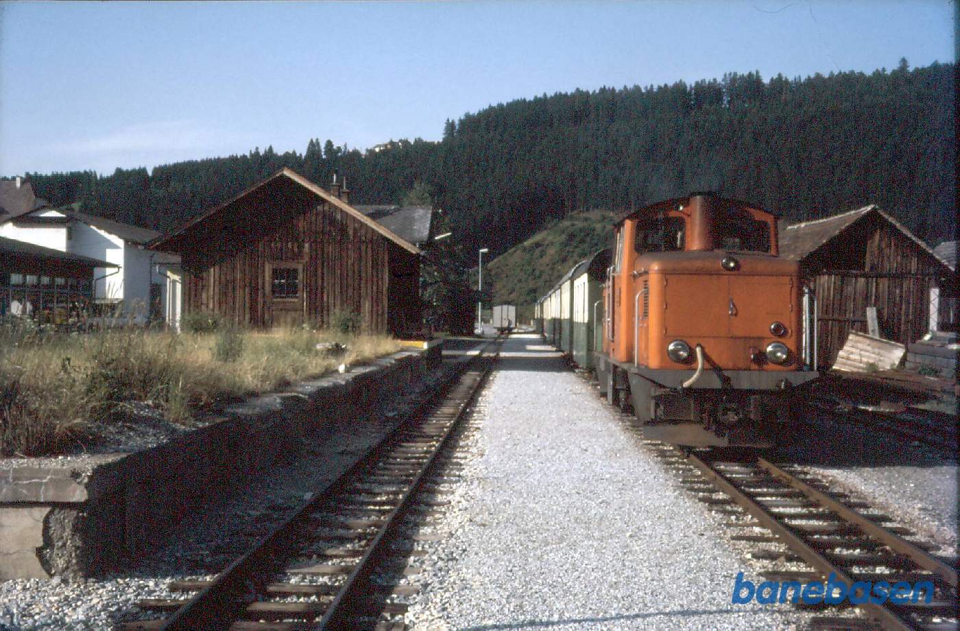 Østrig - Smalsporsbaner. Dieseltog klar til afgang fra Birkfeld station