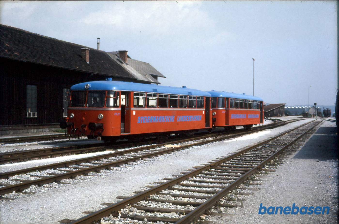 Østrig - Smalsporsbaner. Normalsporet skinnebus på Weiz station