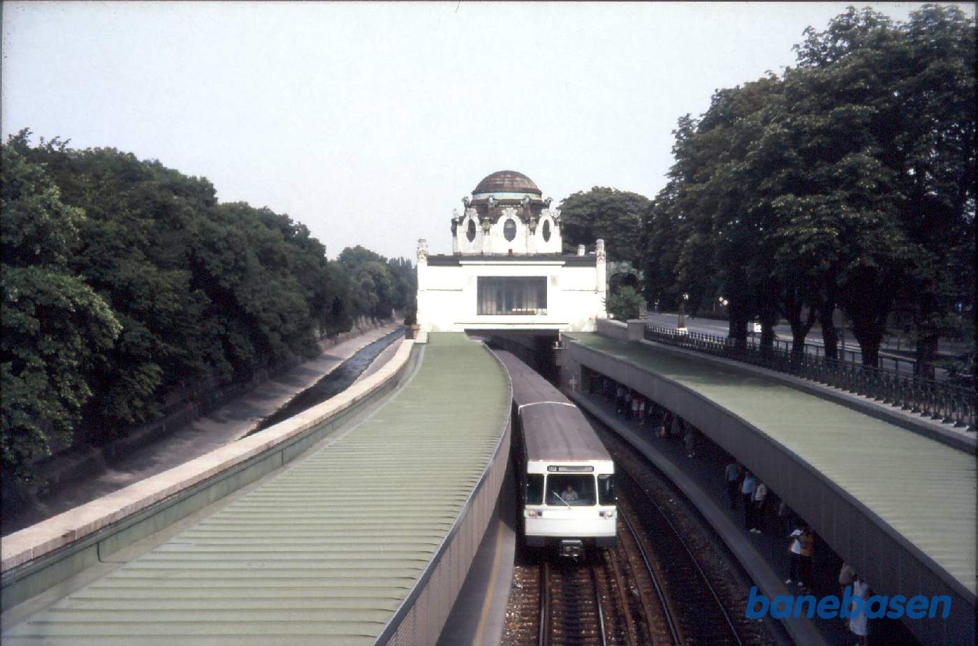 Østrig - Smalsporsbaner. U-bahn i Wien Station Schönbrunn