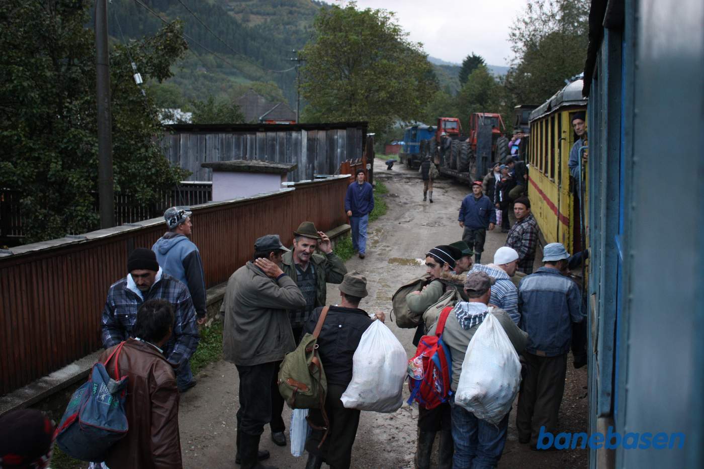 Opsamling af skovarbejdere i lille by undervejs
