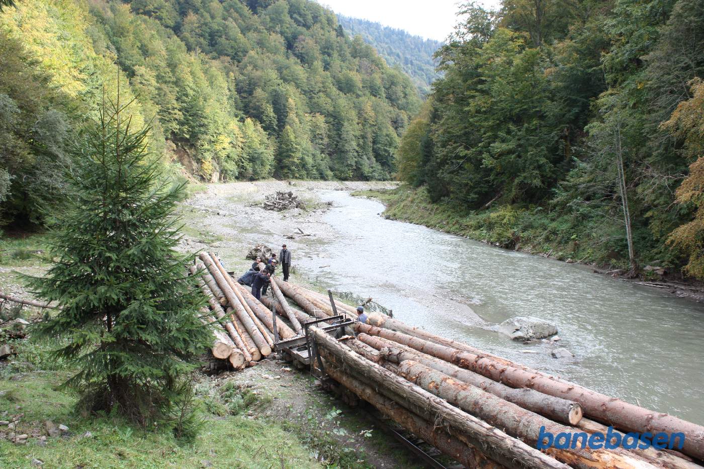 Stammerne læsses af de afsporede skammelvogne