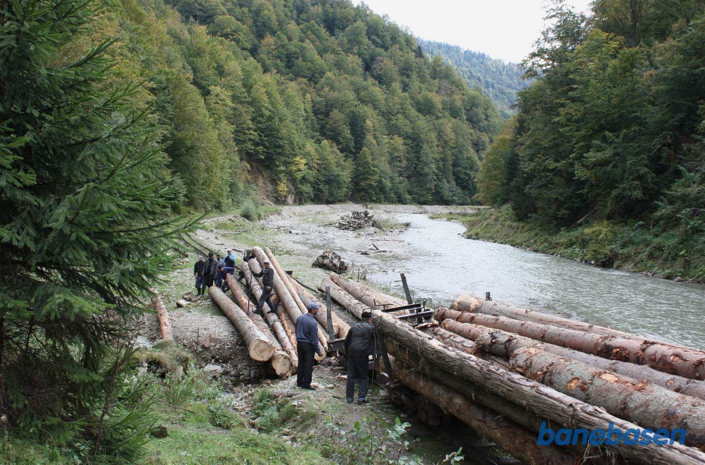 Stammerne læsses af de afsporede skammelvogne