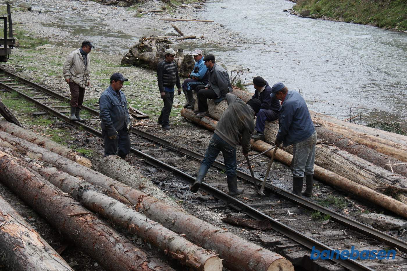 Den væltede skinne bringes på plads igen