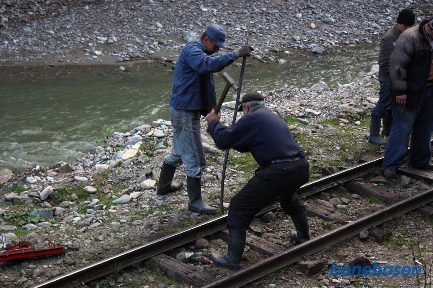 Skinnen rettes op og sømmes fast