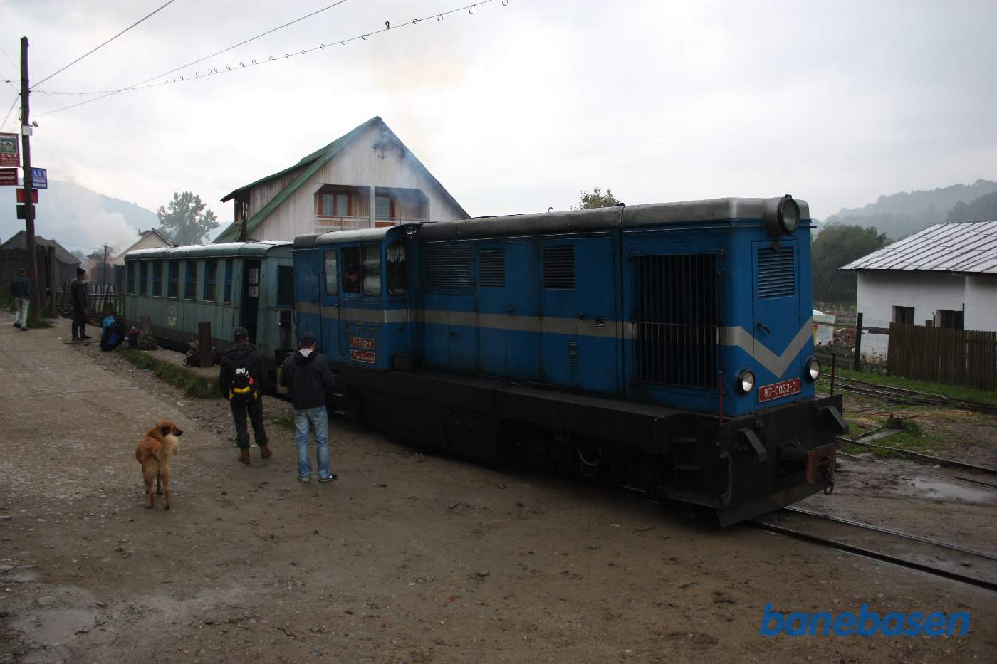 Lokomotivet og personvognen fra dagen før