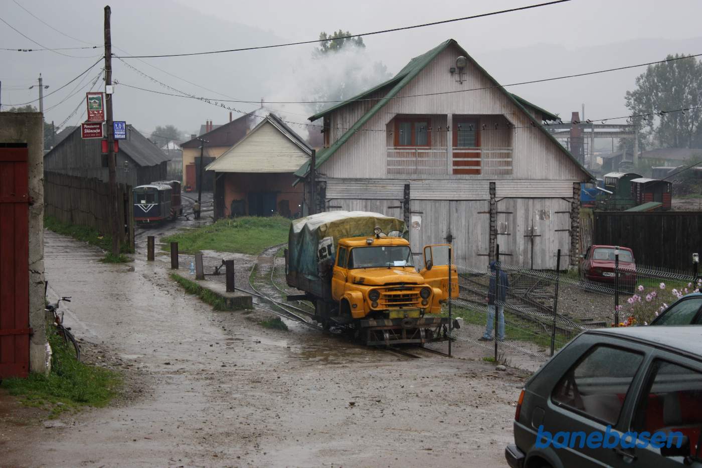 Savværkets udkørsel med motorvogn og skinnelastbil