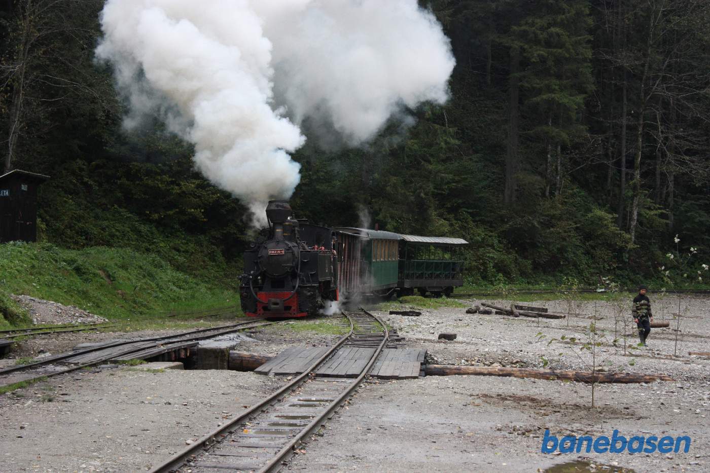 Udflugtstoget rangerer på turistholdepladsen