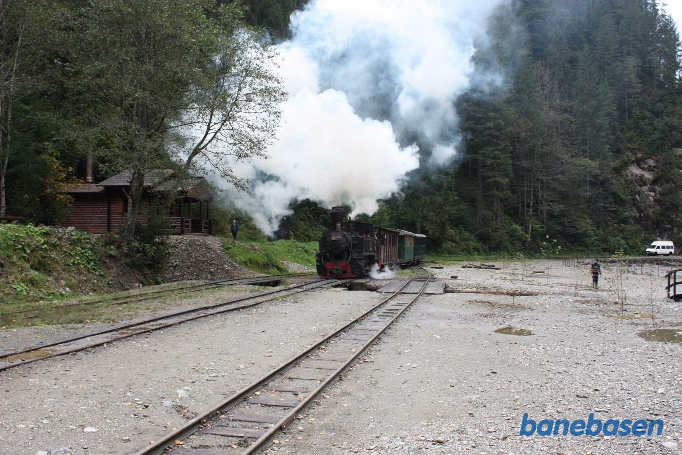 Udflugtstoget rangerer på turistholdepladsen